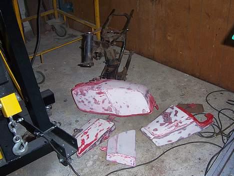 Suzuki Samurai DM50 "Solgt" - Så fik jeg slebet tanken ½ af d.13/11/2006 billede 10