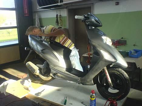 Honda SFX *SMADRET* - Igen på liften under samlingen billede 9