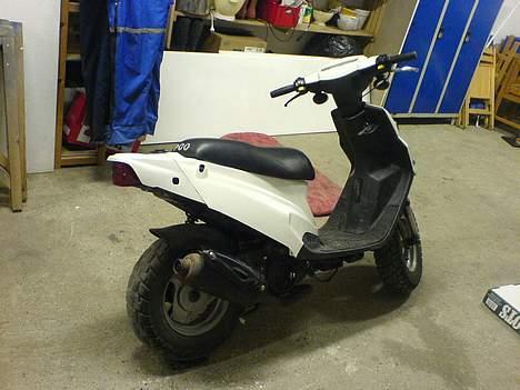 PGO Hot 50 (SOLGT!!) - Det er den gamle model af hot50. og da jeg købte den var der et nyt bagskjold med så spartlede jeg det nye på det gamle. Så, det ligner den nye bagfra. (næsten). billede 3