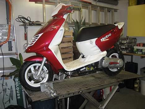 Aprilia Sonic GP - SOLGT - - Liften hvor den er blevet kørt til på  billede 15