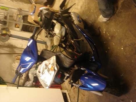 Yamaha Jog R "Den Blå Satan" - Ved at blive samlet billede 3