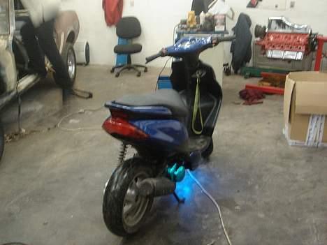 Yamaha Jog R "Den Blå Satan" - Bagfra i garagen. billede 5