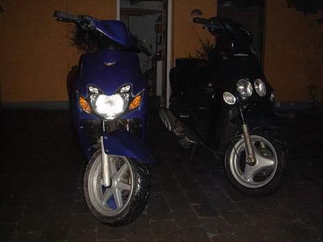 Yamaha Jog R "Den Blå Satan" - Sammen med Christian B´s, i mørket :p (med blitz) billede 8