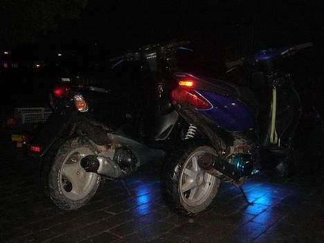 Yamaha Jog R "Den Blå Satan" - Bagfra, i mørket med Christian B´s ;) (Med blitz) billede 11