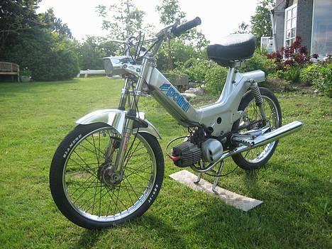 Puch MAXI Kl- silver :D 70cc - En dejlig sommerdag, den er sgu satme smuk i solen :)  billede 1