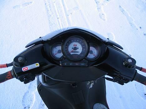 Aprilia SR50 Ditech *Solgt* - Foran min mors grillbar ;D billede 10