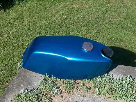 Suzuki Dm-50 [3200] Byttet! - Så er tanken blevet malet, der var lige noget maling tilbage fra løbehjulet billede 6
