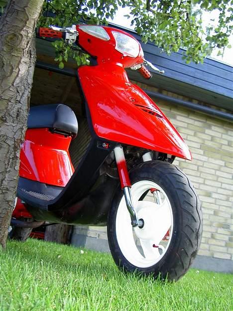 Yamaha Jog As - Byttet til Nrg - Læg mærke til forgaflen, den skifter fra Rød til Hvid ;) - Og Rød ventilhætte :) billede 8