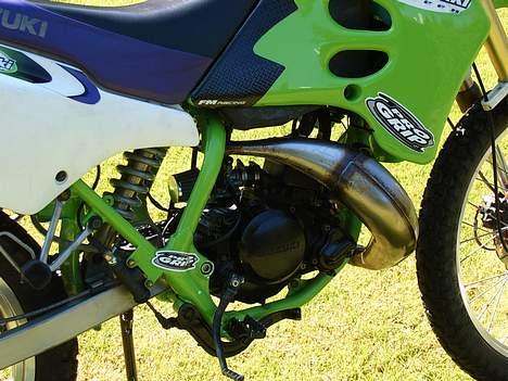 Suzuki RMX * STJÅLET ** - Min motor - maler snart udstødningen sort, så basserne holder sig væk !! billede 2