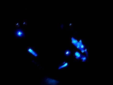 Peugeot Speedfight2 Wrc 206 Solgt - Her kan man se alle 19dioder og neonrøret under bunden... 11 i fronten, 1 i hver af de 4 gitre, 1 i hver af de 2 åbninger ved sædet og 2 ved spoilen  billede 10