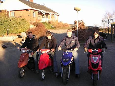 Yamaha Bws ng--Solgt:'-( - vores lille scooter team..hehe rene på den orange jog fido på den røde mig på min bws og kasper på sonicen billede 10