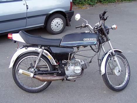 Suzuki DM50 Samurai |SOLGT| - siden ret flot hvis man ser bort fra den ret grimme fiat i baggrunden ;) billede 4