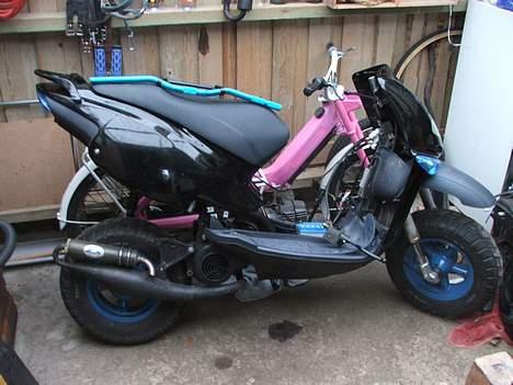 Aprilia RALLY - så er rallyen næsten samlet igen, man kan lige skimte min gamle maxi i baggrunden billede 5