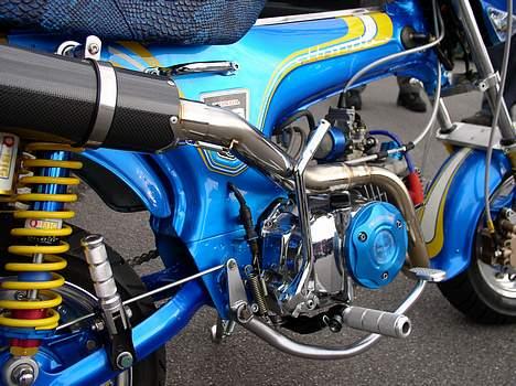Honda Dax - gas dæmper, motor skjold i samme farve og mange små detailer  billede 4