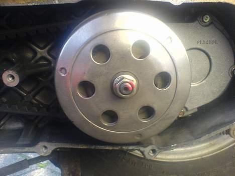 PGO Hot 50 - Solgt - Fabrikantens handling med det røde maling, samt skruen fejler narda! Aldrig været slået på, den er std. billede 2