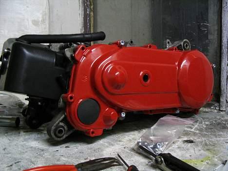 Piaggio Zip -sælges! 3000,- - Da blokken havde fået monteret krumtap, variomatik, cylinder osv. billede 13