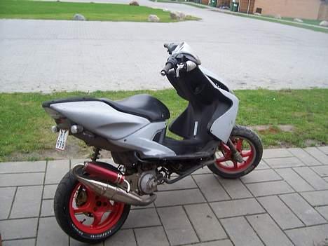 Yamaha Aerox (solgt) - Som den står lige pt, med skidt og det hele ;-) billede 7