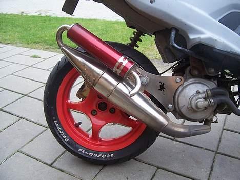 Yamaha Aerox (solgt) - Jeg fik aldrig givet den udstødning klarlak så den er ikke så pæn som den har været billede 9