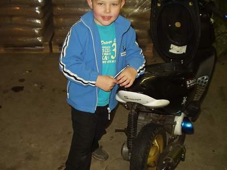 Aprilia Sonic (Solgt) - Min fætter der lige hjælper med at skrue i sonic´en hehe.. De kan jo lige så godt lære det :P billede 13