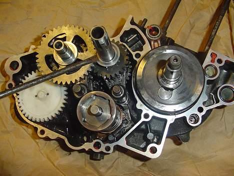 Suzuki RMX(NOS)(FØR) - med den nye krumtap sat i, på vej til at blive samlet. billede 5