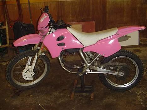 Suzuki RMX(NOS)(FØR) - rmx´en uden motor blok - den er ved at blive malet om til sort. billede 7