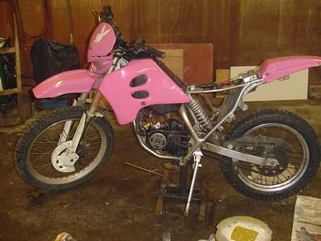 Suzuki RMX(NOS)(FØR) - med motoren på. den er blevet malet der. billede 8