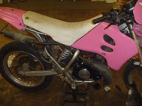 Suzuki RMX(NOS)(FØR) - der står den på min hjemmelavet buk til den, det er dejligt! billede 10