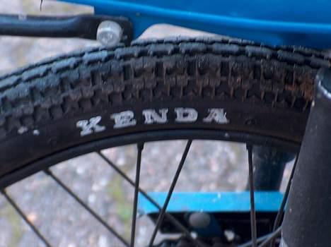 Honda Amigo - Kenda optegnet med hvid dækskrift billede 3