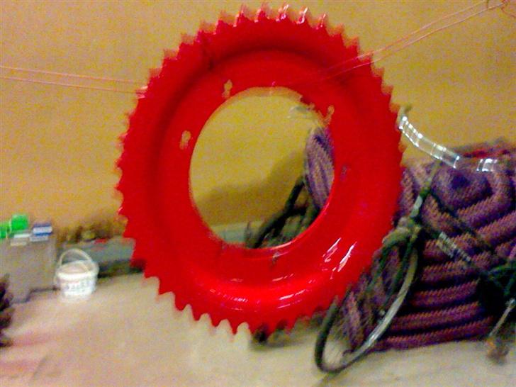 Puch Maxi K - Solgt - malet tandhjul, måske en dum ide, men kæden er smurt i benz og tynd olie, og det værste er tørret væk :) billede 14