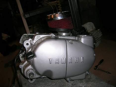 Yamaha 4 gear DX (solgt) - den dejlige nymalede motor med powerfilter på;) billede 6