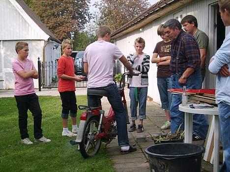 Puch Maxi P1 - hehe. lidt blær overfor familain er jo altid godt. haha. billede 4