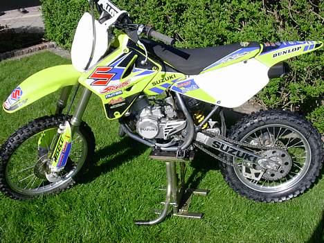 Suzuki rm85L HØJ SOLGT - min første crosser, en 2004 model. billede 4