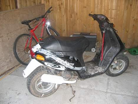 Piaggio Typhoon. SOLGT! - tape resten du kan se, det er vasket væk og der er sat skruer i, istedet så skjoldet hænger fast billede 4