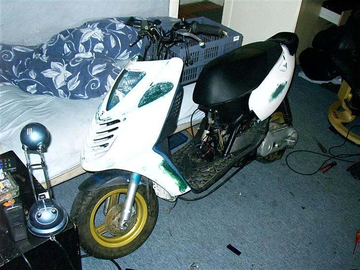Aprilia sonic byttet til ssm  - efter den blev nakket og jeg havde fået slebet skjoldne ned og begyndt på spartel arbejde billede 19