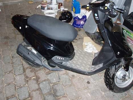 PGO Hot 50 - Fra siden.. Pladen er ikke helt sat på endnu som i kan se :b Gitter i siden.. Pladen mangler lige at finpudses:D billede 3