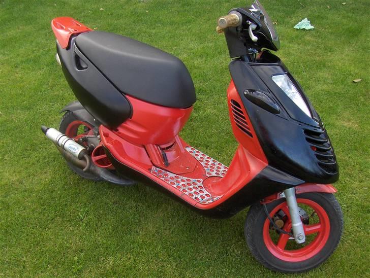Aprilia Sonic (Byttet til Aerox) - Bagfra, dejlig rød og sort farve :) billede 4