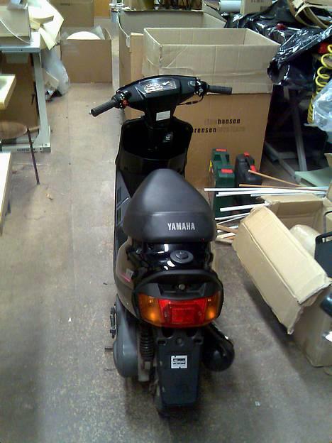 Yamaha Jog AS - SOLGT ! - Der står hun jo trygt og varmt... billede 3