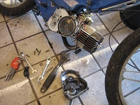 Puch SOLGT - Der har vi lige købt en ny motor, som vi lige har sat på og er ved at lave! billede 13