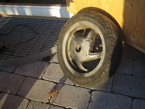 Piaggio Zip Old Sælges i dele - Zip bagfælg... Bliver godt at få lakeret sort, samt en poleret fælgkant.. :) billede 11