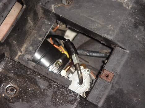 Yamaha Jog R (Solgt) - Blev nød til og skære lidt i kassen. for der hva ikk plads nok til karburatoren..  billede 10