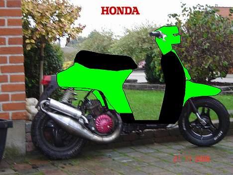 Honda Melody/SFX (BYTTET) - Malet i paint, første tegning med scooter :] billede 7