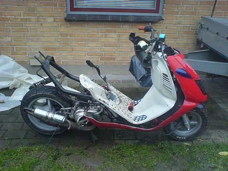 Aprilia Sonic/SR50 HPR - SOLGT - Godt igang med projektet, den gamle sonic motor var for lav synes jeg :p  billede 9