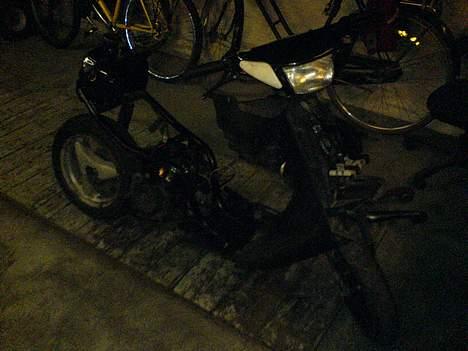 Yamaha jog ( solgt) - som den stod da jeg fik den... med neos moter ...  billede 1