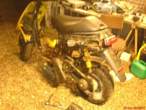 Piaggio Typhoon // BYTTET // - Så er boltene taget af ;). Mangler bare at få motoren af. billede 13