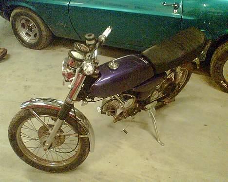 Yamaha FS1 DX  - Nice farve skifter fra lilla og over i blå.. Effekten kan dog ikke ses på billedet.. billede 1