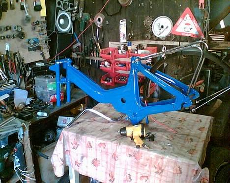 Puch den blå bisse - i fuld gang med at samle hehe billede 3