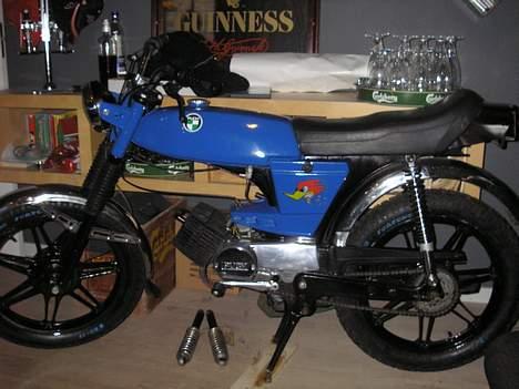Puch Monza 3-gear  - Ja her står den nu pudset og poleret og klar til sommer :-) billede 15