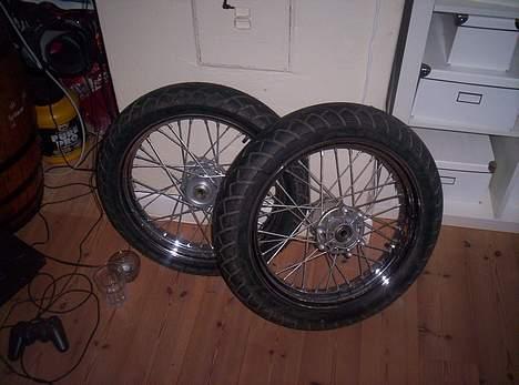 Honda SuperMotard *Laila  - Sommer Dækkene som nu står på værelset (: billede 10