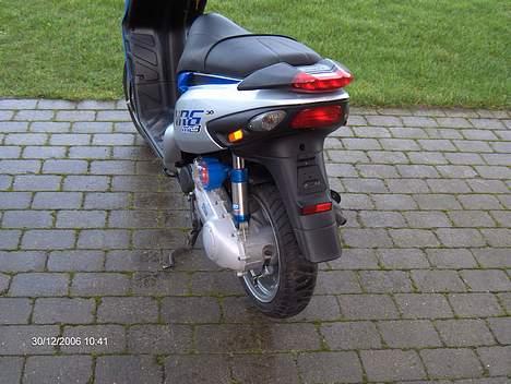 Piaggio NRG Mc3 DT (AC) SOLGT - NYT BILLEDE 6/1 2007... Har fået sat en doppler 330mm støddæmper på, og doppler powerluftfilter på.. NICE!=) billede 15