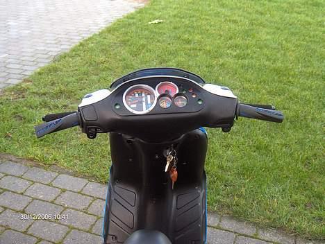 Piaggio NRG Mc3 DT (AC) SOLGT - NYT BILLEDE 6/1 2007... Har også fået sat nye doppler håndtag, og TNT grebbeskytter=D billede 17